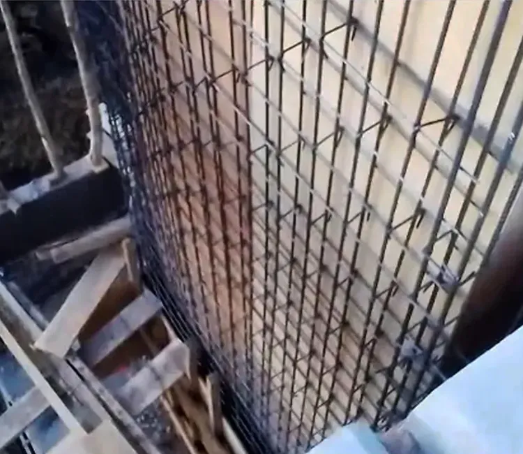 Ferraillage de la cage d'ascenseur sur un R+4 Ouaga 2000 sur un chantier de Sweet Home Deco