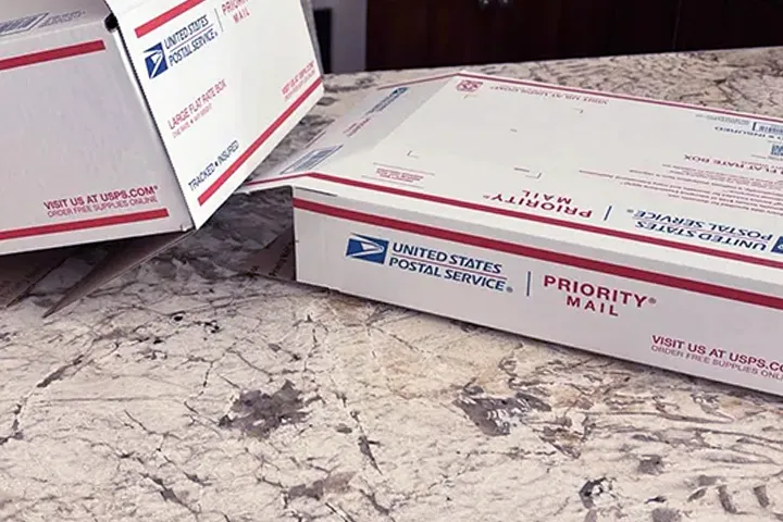 Colis prets a être expédié auprès de la compagnie partenaire de Sweet Home Deco & Services qui envoie les colis au Burkina Faso & en Côte d'Ivoire.