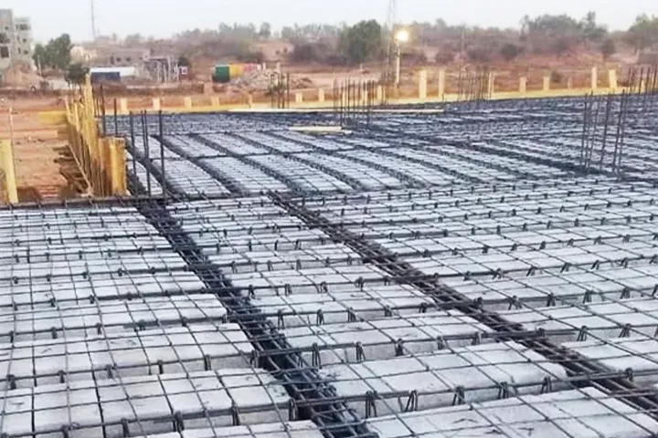 Pose des ourdis pour précédant le ferraillage et écoulage du béton de la deuxième dalle dun R+ a Ouaga 2000 par Sweet Home Deco & Services.