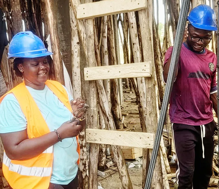 Photo de Ines, ingénieur en construction de l'entreprise Sweet Home Deco, lors d'un control sur chantier.
