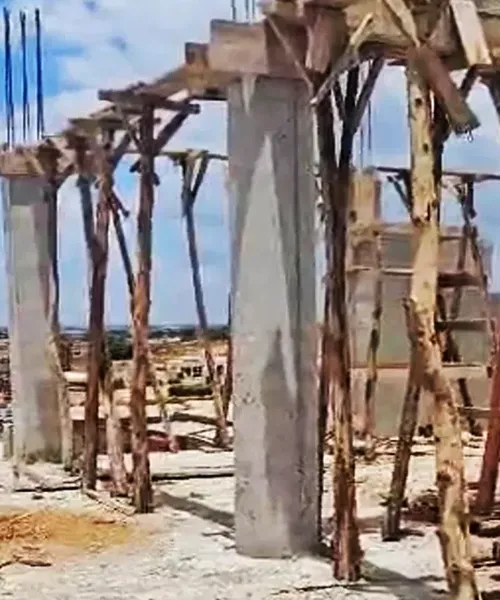 Poteaux du deuxième nivaux d'unR+3 a Ouaga 2000 par Sweet Home Deco & Services