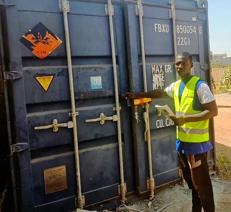 Steve Ouedraogo gestionnaire de la logistique et surveillance du chantier fermant le centenaire de ciment