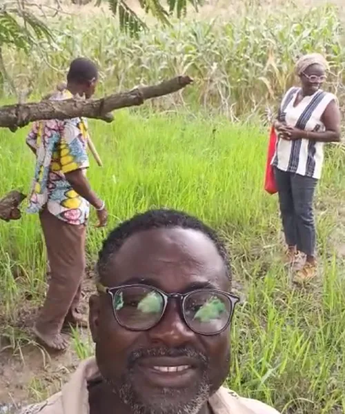 Salia Sanou et Clotilde Sanou en train de visiter un champ de mais d'un client avant la recolte 2025
