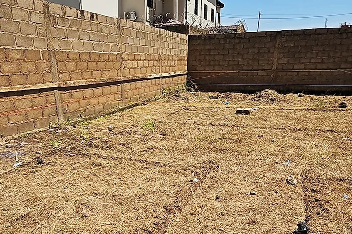 Désherbage, implantation de chantier, fouille, Ouaga2000 en 2024