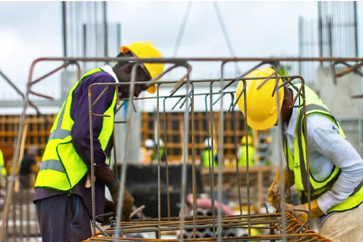 Ferrailleurs sur chantier Sweet Home Deco